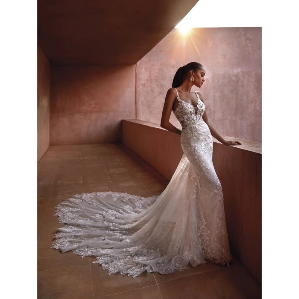Pronovias SEYCHELLES Sleeveless V-Neck Mermaid Lace Wedding Dress Size 12